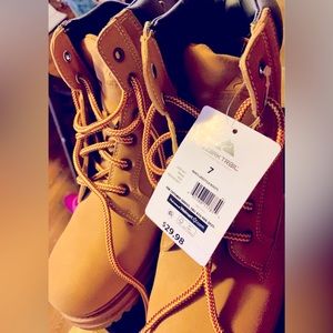 Mens size 7 tan Ozark Trail Boots